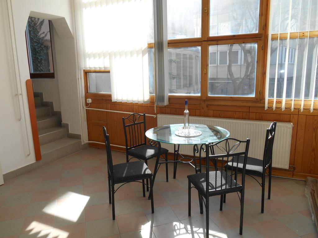 Appartement Akos Apartman à Eger Extérieur photo