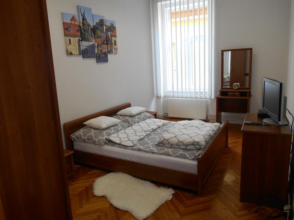 Appartement Akos Apartman à Eger Extérieur photo