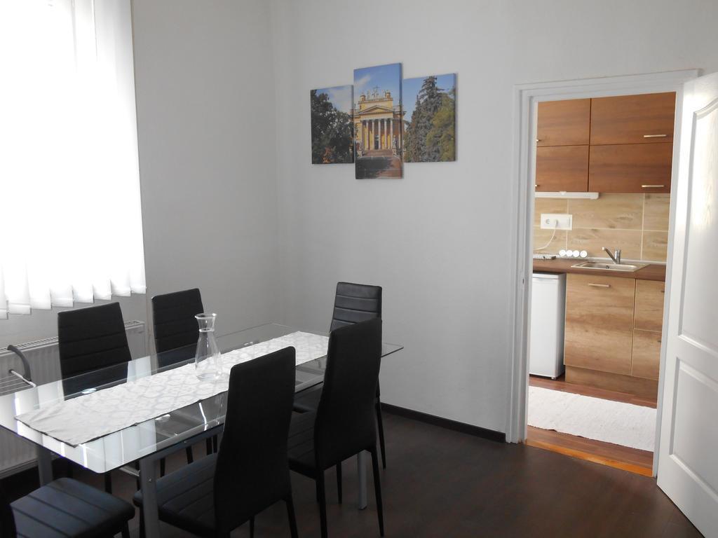 Appartement Akos Apartman à Eger Extérieur photo