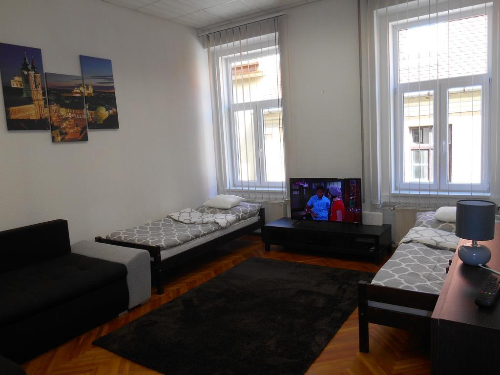 Appartement Akos Apartman à Eger Extérieur photo