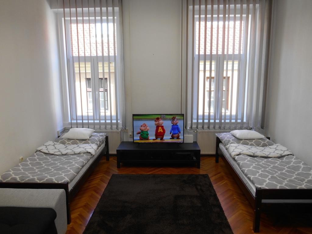 Appartement Akos Apartman à Eger Extérieur photo