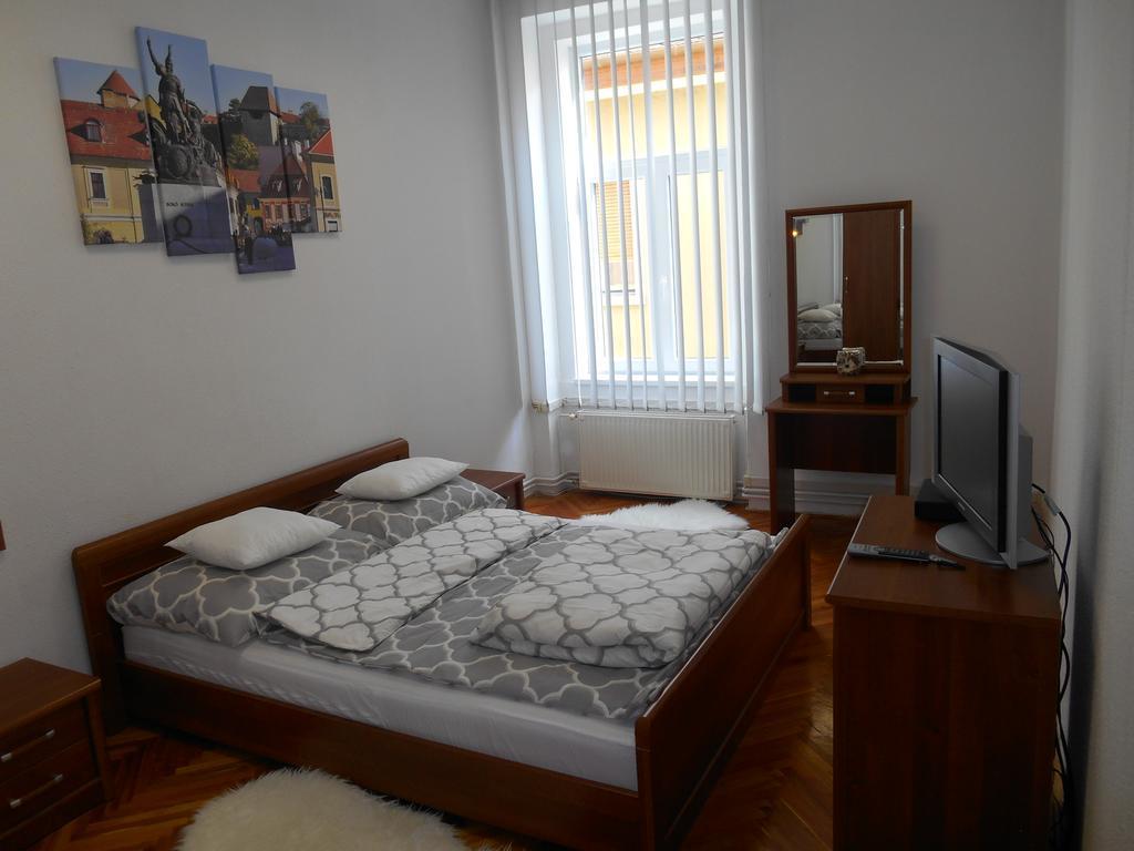 Appartement Akos Apartman à Eger Extérieur photo